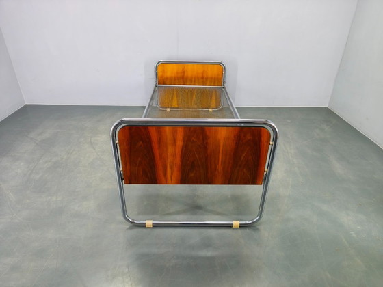 Image 1 of Bauhaus buisvormig stalen bed met walnotenhouten panelen, Tsjechoslowakije, jaren 1930