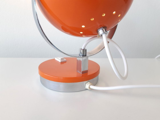 Image 1 of Vintage grafisch oranje metalen eyeball tafellampje, space age lampjeVintage grafisch oranje metalen eyeball tafellampje, space 