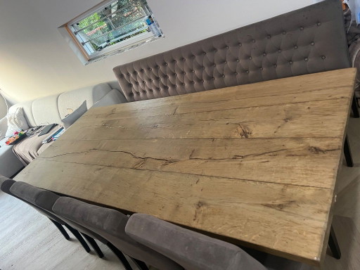Beautiful solid oak dining table in good condition
