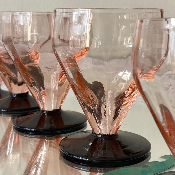 Image 1 of 6 rosafarbene und schwarze Art-déco-Wein- oder Wassergläser mit Stiel