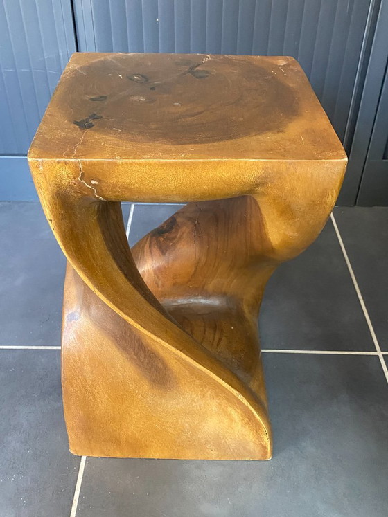 N2 Kruk van massief onbewerkt walnotenhout, uit één stuk gesneden, 1970 – Krukjes, Wood (photo 6 of 16)