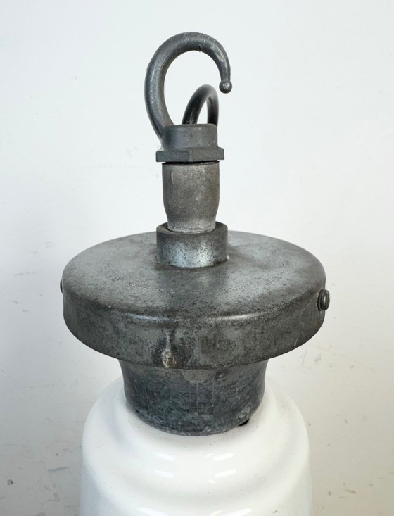 Image 1 of Grande lampada a sospensione industriale in smalto bianco britannico di Benjamin, anni '60