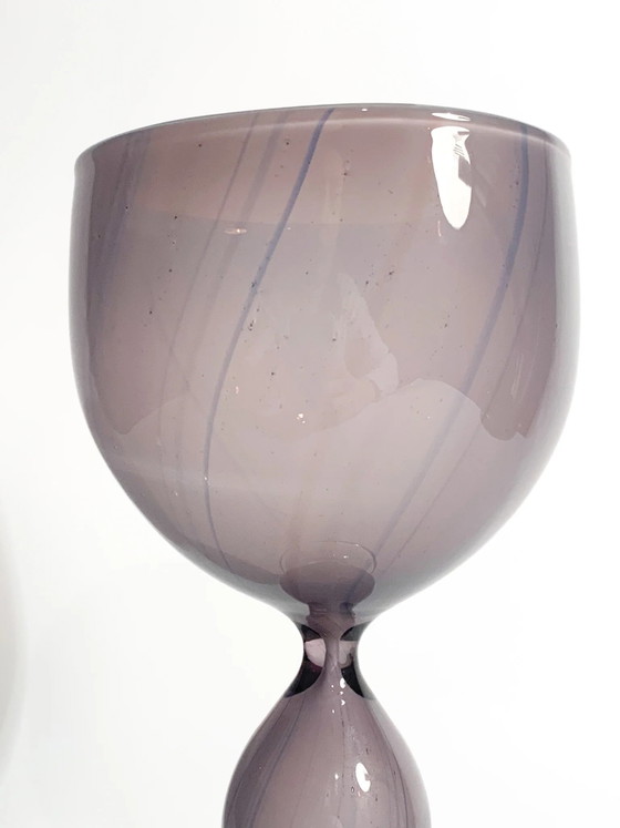 Calice in vetro soffiato viola a forma di clessidra di Kosta Edenfalk, anni '90, Oggetti decorativi (foto 4 di 10)