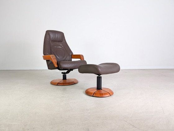 Image 1 of Sillón de teca de mediados de siglo con diseño HS de cuero y otomana danesa