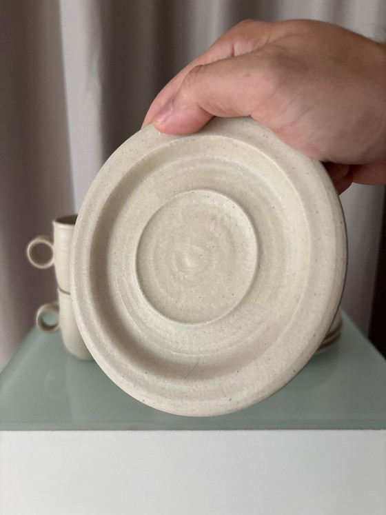 Tazze e piattini in ceramica fatti a mano, set da quattro, Stoviglie, Beige, Organic Modern (foto 7 di 11)