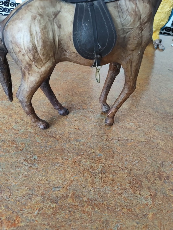 Cavallo in pelle con sella, alto 35cm. – Oggetti decorativi, Metallo (photo 6 of 8)