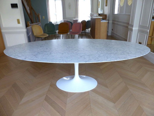 Table " Saarinen Dining Table - Oval " en marbre Statuarietto satiné by KNOLL design Eero Saarinen - 244 cm