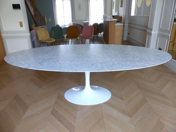Image 1 of Table " Saarinen Dining Table - Oval " en marbre Statuarietto satiné by KNOLL design Eero Saarinen - 244 cm