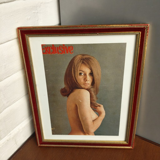 Gerahmte Original-Zeitschriftenseite von 1968 – Vintage-Glamour-Wandbild, 27 × 33 cm – fotografie, Paper, Wood