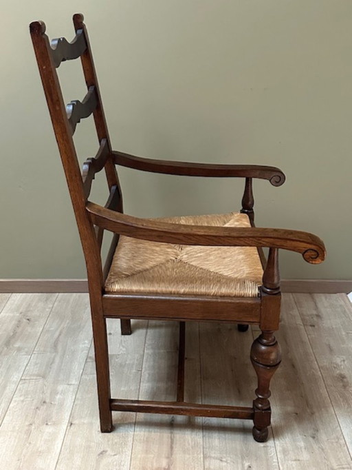 2 grote + 6 kleine eiken stoelen