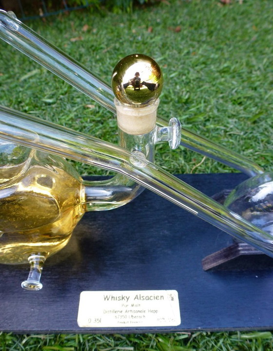 Image 1 of Modelo único de botella de whisky Harley Davidson soplada a mano.