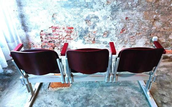 Image 1 of Rot gefärbte Holzbank mit 3 Sitzen - Castelli DSC 106