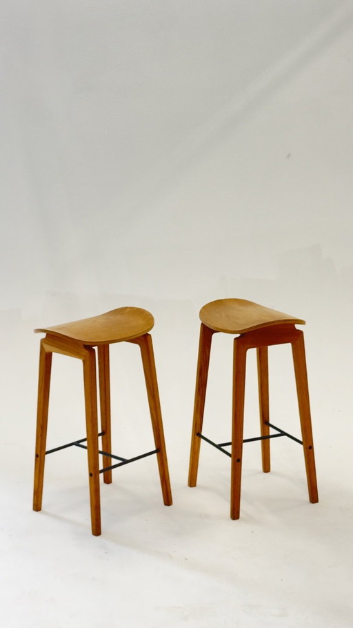 Twee barkrukken in eikenhout laag 