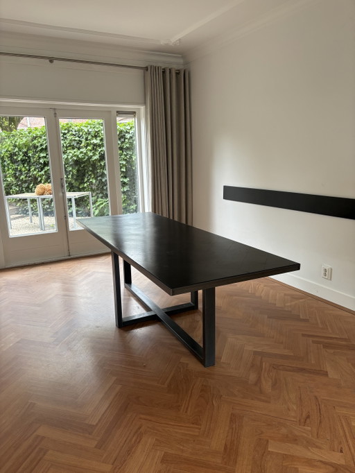 Table fine et élégante en bois noir avec cadre en acier
