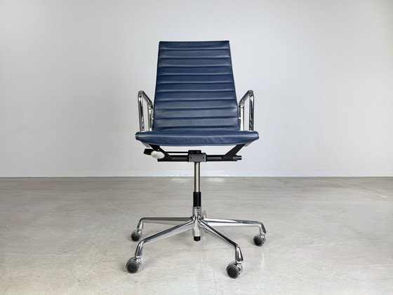 Image 1 of Original Charles Eames Bürostuhl Vitra EA119 Leder Blau Rollen