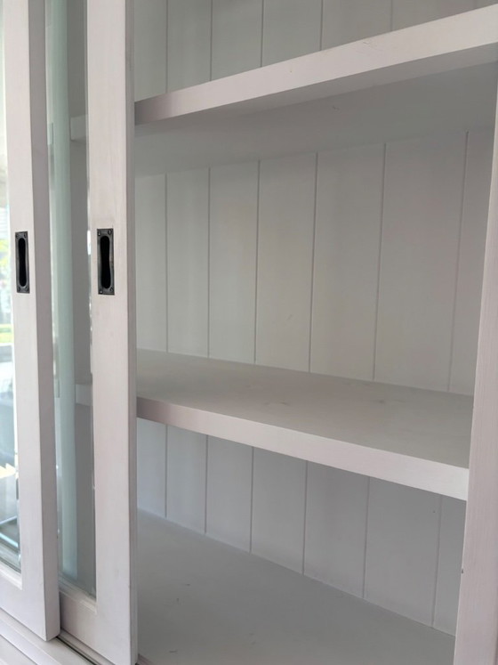 Weiße Holzvitrine mit Schiebetüren, Glas, Klassiek (Foto 5 von 12)
