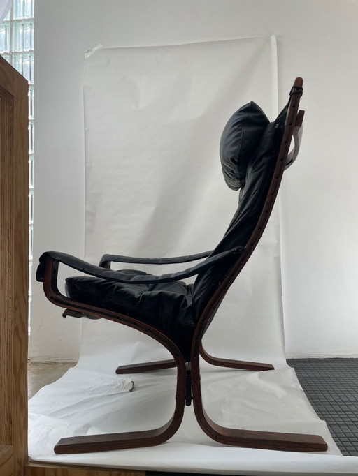 Siesta-Sessel und Fußstütze aus schwarzem Leder und Mahagoniholz