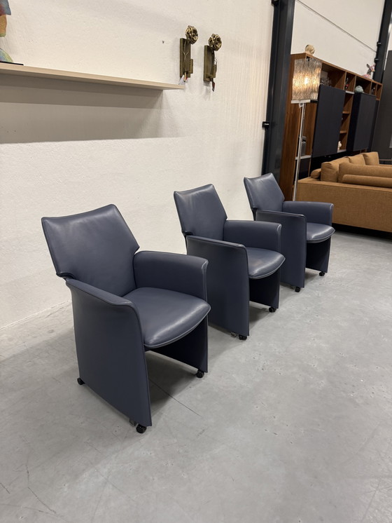 Image 1 of 3 Leolux Tamarinde Esszimmerstühle auf Rollen, blaues Leder