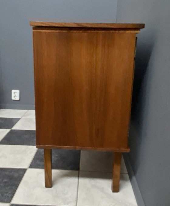 Image 1 of La parte superiore del giradischi/mobile audio può ruotare negli anni '60