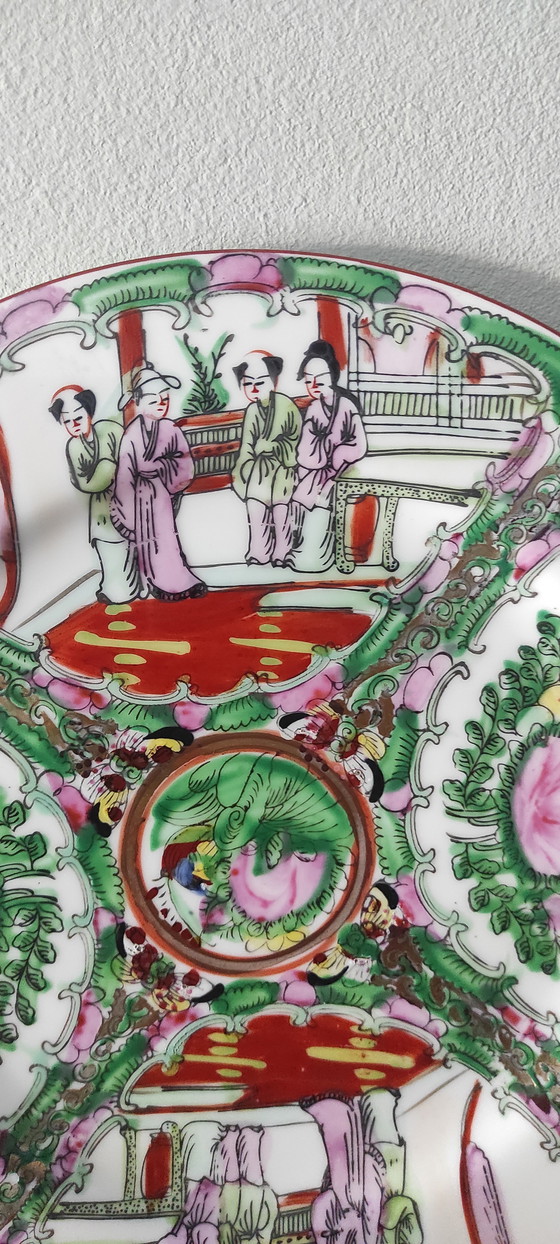 Image 1 of Assiette murale vintage chinoise en porcelaine « médaillon de rose » – Milieu du XXe siècle