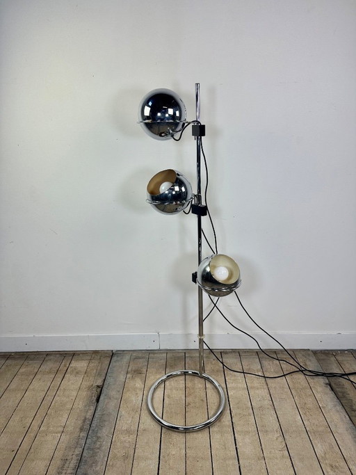 Vintage vloerlamp in ruimtetijdstijl met "oogbol" en 3 chromen bollen, jaren 70.