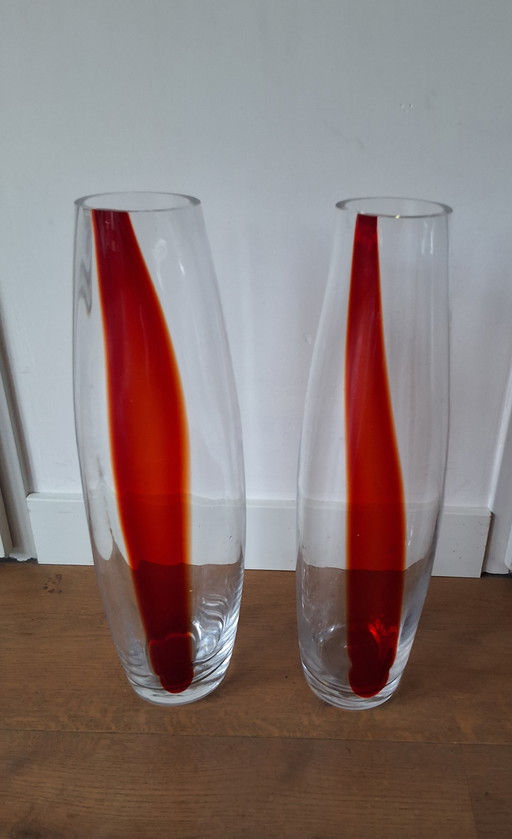 2 Glasvasen mit roten Akzenten