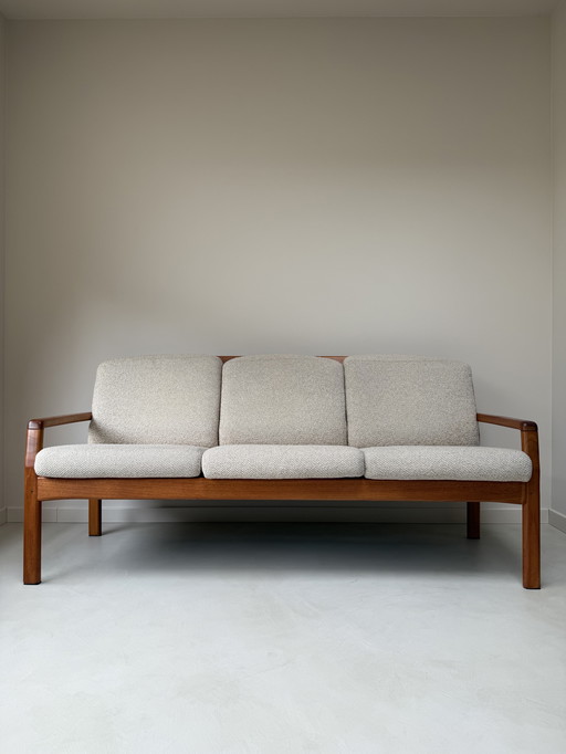 Vintage teak houten bank van Dyrlund met beige kussens