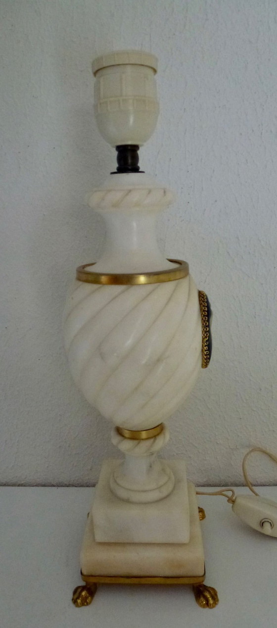 Image 1 of Antieke Franse tafellamp met Cameo is vervaardigd uit onyx.