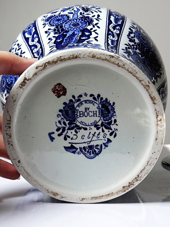 Image 1 of Grote Boch Holland Royal Sphinx aardewerken pot met deksel en Delftsblauwe decoratie.