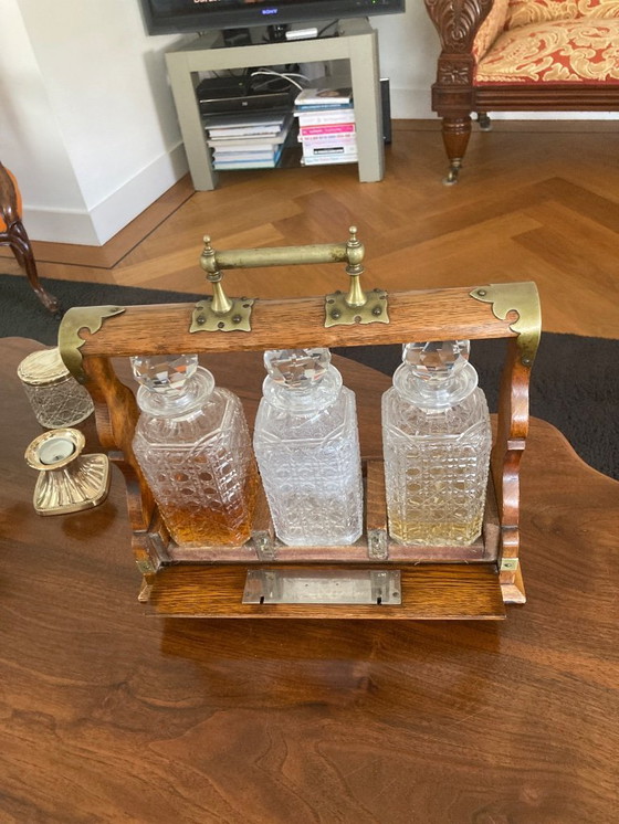 Image 1 of Carafes anciennes en cristal dans un support.