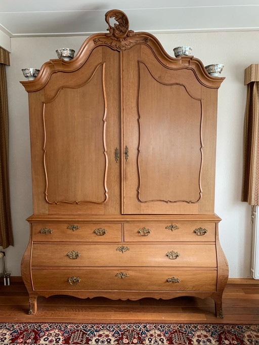 Schöner geschwungener Eichenschrank