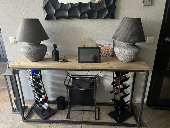 Mesita auxiliar de madera de andamio, estilo industrial, con base metálica, de la marca Jorg. (photo 4 of 7)