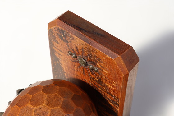 Image 1 of Paar Art-Déco-Buchstützen mit facettierten Kugeln aus Eichenholz mit Metallverzierungen, Frankreich ca. 1920