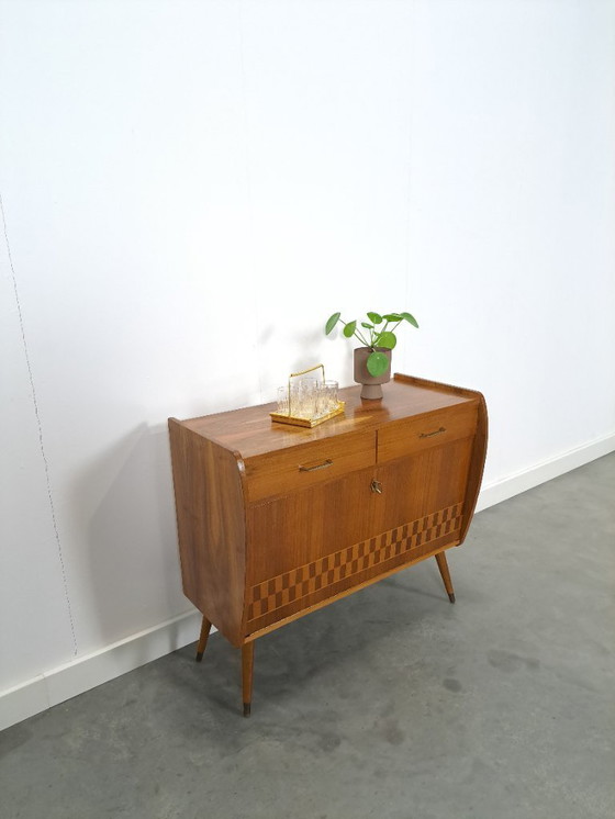 Image 1 of Kastje met geblokt fineer en messing grepen en poten