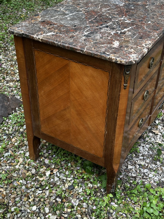 Image 1 of Commode uit de overgangsperiode tussen de Lodewijk XV- en Lodewijk XVI-periode in de 19e eeuw.