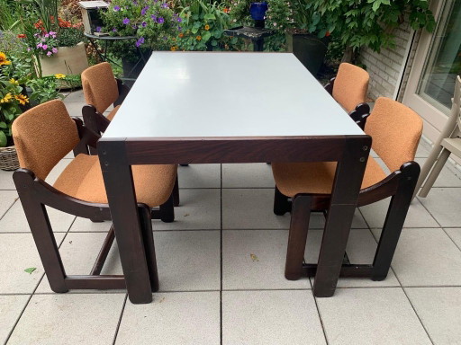 4 Esszimmerstühle und Tisch von Coja Culemborg.