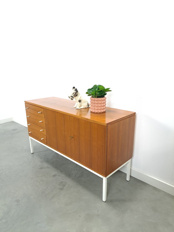 Image 1 of Furnieranrichte aus Schweden mit weißen Stahlbeinen