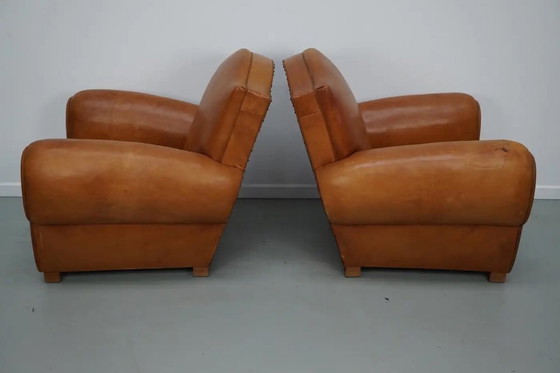 Image 1 of Ein Paar französischer cognacfarbener Ledersessel mit schnurrbartförmigen Rückenlehnen, 1950er Jahre