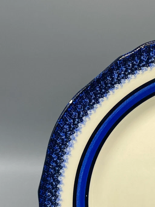 Piatto decorativo Henriot Quimper – Coppia bretone danzante – Bordo blu screziato – servies (photo 2 of 4)