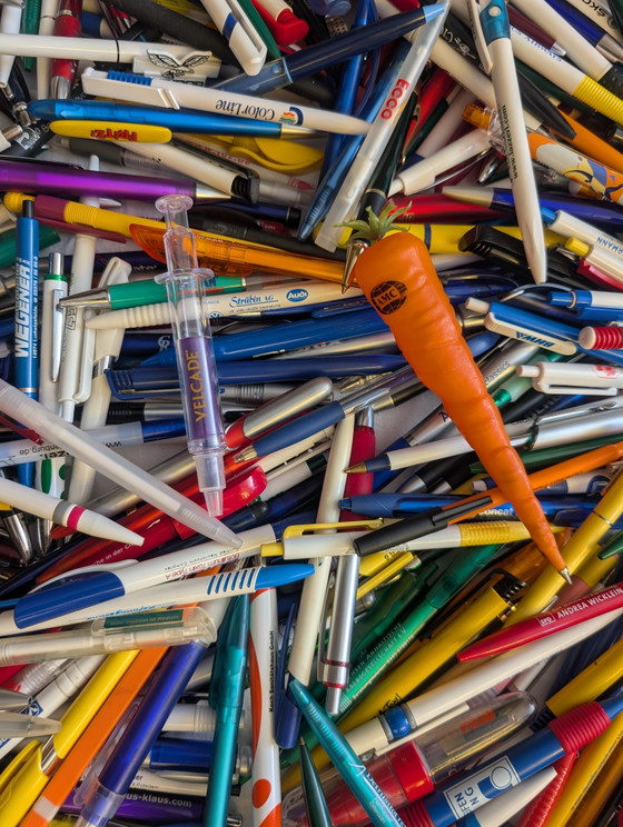 Image 1 of 2 684 stylos à bille / objets publicitaires de collection