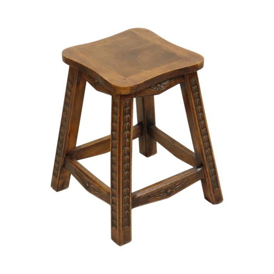 Image 1 of Charakteristischer Hocker aus Massivholz