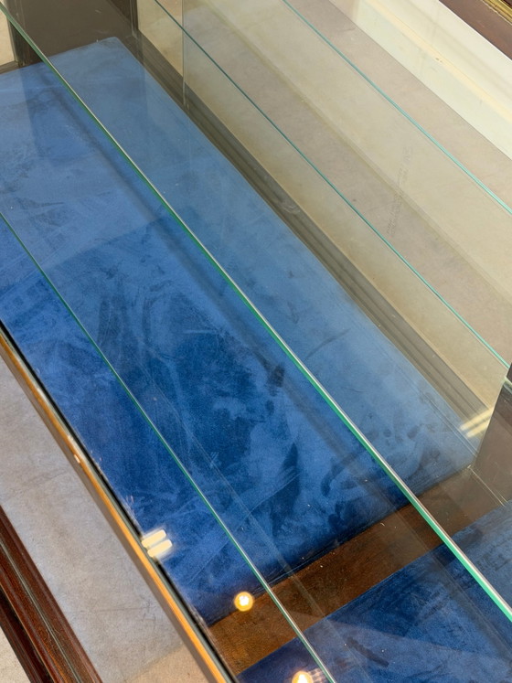 Vitrina expositora de caoba con puertas correderas de cristal. – Glass (photo 9 of 10)