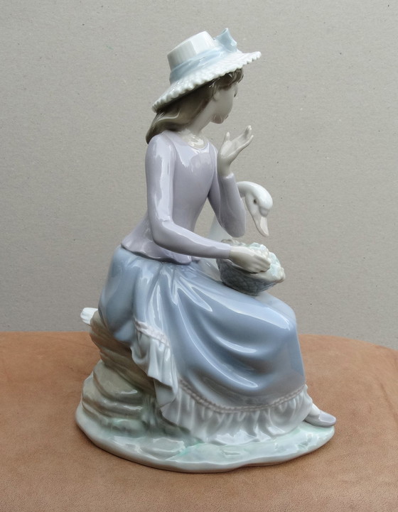 Image 1 of Meisje met een eend, Lladro, Meisje met een witte eend, Jong meisje met een eend