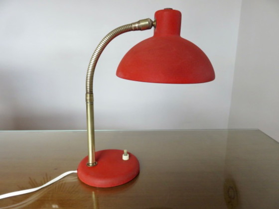 Image 1 of Franse "cocotte"-lamp van messing en rood gelakt metaal, jaren 1950-1960.