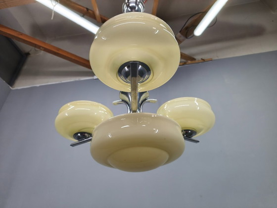 Image 1 of Lustre Bauhaus, Tchécoslovaquie, années 1930, suspension en verre opalin chromé