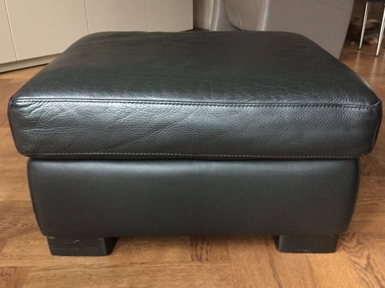 Image 1 of Otomana teñida en su totalidad, piel de vaca negra, 60 x 70 cm (de Hulshoff)