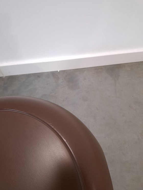 Table basse ronde Space Age marron sur roulettes avec compartiment ouvert – Tables basses, Plastic, Metal (photo 10 of 14)