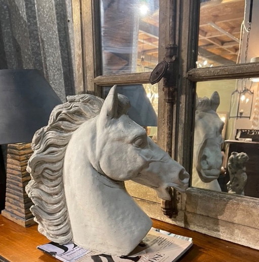 Escultura de cabeza de caballo antigua