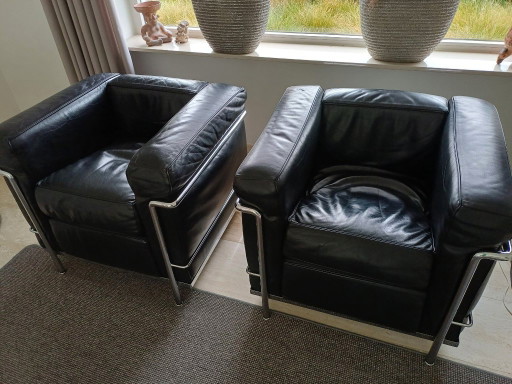 Two Le Corbusier LC2s from Cassina