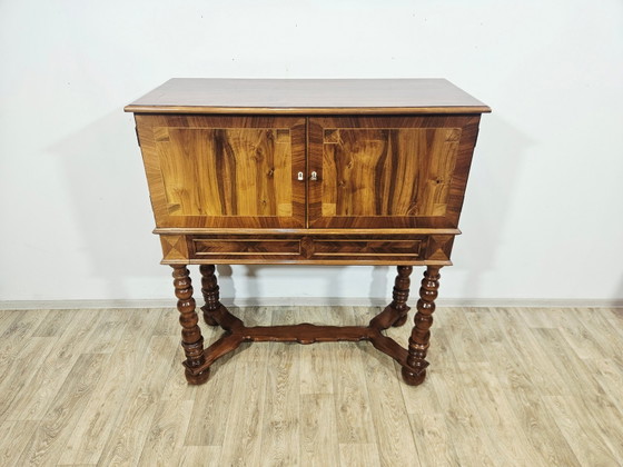Mobile barocco in noce del XIX secolo con intarsi e gambe tornite – Credenze con vetrina, Wood, Barok (photo 6 of 29)